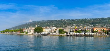 Torri Del Benaco, Garda Gölü, İtalya - Eylül 2018: Garda Gölü'ndeki Torri del Benaco sahilinin panoramik manzarası