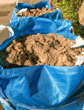 Pontypridd, Galler - Mayıs 2019: Bina iyileştirme çalışmaları için teslim edilen büyük kum torbaları