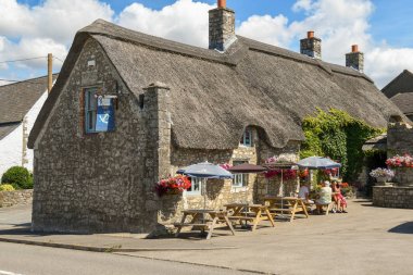 Llantwit Major, Galler - Temmuz 2018: Güney Galler'deki Aberthaw'daki Mavi Çapa Hanı. Geleneksel sazdan bir çatısı var.. 