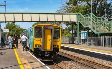 Llantwit Major, Galler - Temmuz 2018: Güney Galler'deki Llantwit Major tren istasyonunda bir platformun yanında dizel banliyö treni 