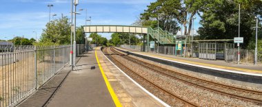 Llantwit Major, Galler - Temmuz 2018: Güney Galler'deki Llantwit Major tren istasyonunda platformların ve rayların panoramik görünümü 