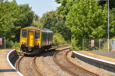 Llantwit Major, Galler - Temmuz 2018: Güney Galler'deki Llantwit Major'dan kalkan dizel banliyö treni 