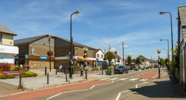 Llantwit Major, Galler - Temmuz 2018: Güney Galler'deki Llantwit Major köyündeki ana alışveriş caddesi.