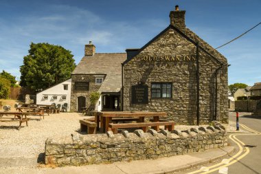 Llantwit Major, Galler - Temmuz 2018: Güney Galler'deki Llantwit Major'daki tarihi Old Swan Inn. 16. yüzyıla kadar uzanır..