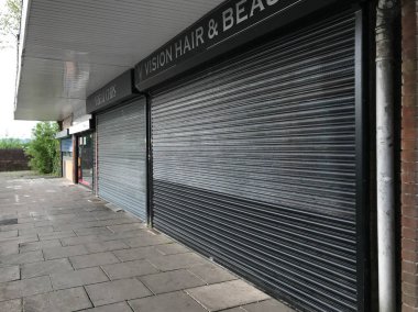 Pontypridd, Galler - Mayıs 2019: Güney Galler'de Pontypridd yakınlarındaki bir alışveriş bölgesinde mağazaların önünde metal güvenlik kepenkleri