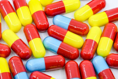 Cardiff, Galler - Mayıs 2019: Soğuk algınlığı ve grip ilaçlarının renkli kapsüllerinin yakından görünümü