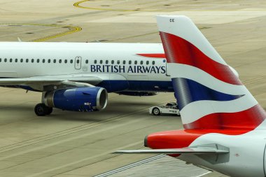 Kuyruk yüzgeci ve British Airways jetgeri itiliyor