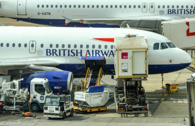 British Airways uçağının etrafındaki yer ekipmanları