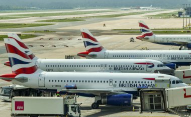 British Airways jetleri bir terminal binasında