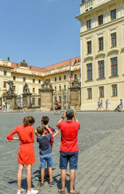 Prag, Çek Cumhuriyeti - Temmuz 2018: Prag Kalesi'nin girişinde fotoğraf çeken aile üyeleri.
