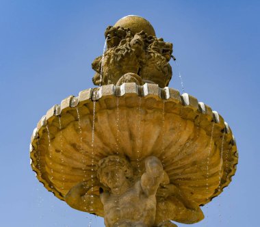 Prag, Çek Cumhuriyeti - Temmuz 2018: Prag Kalesi'nin bahçesindeki su özelliğinin yakından görünümü.