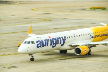 Londra Gatwick Havaalanı, İngiltere - Nisan 2019: Embraer 195 uçağı Londra Gatwick havaalanından havalandı. Havayolu Channel adaları nda dayanır.