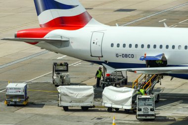 British Airways uçağından bagaj boşaltma