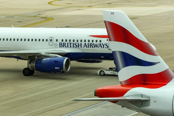 Το πτερύγιο της ουράς και το τζετ της British Airways ωθείται πίσω — Φωτογραφία Αρχείου