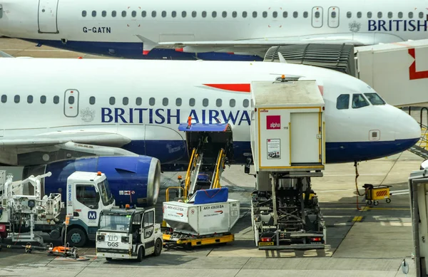 Grondapparatuur rond een vliegtuig van British Airways — Stockfoto