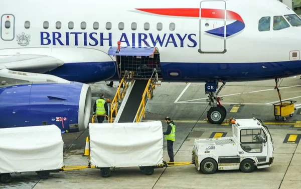 Voorbereidingen voor het lossen van bagage uit een vliegtuig — Stockfoto