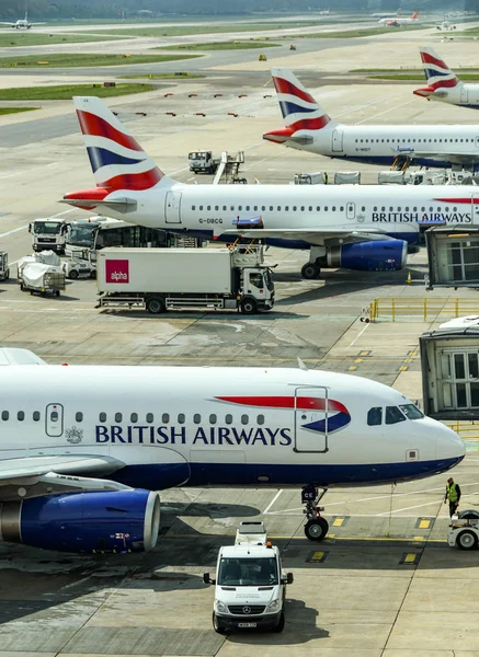 British Airways jets på en terminalbyggnad — Stockfoto