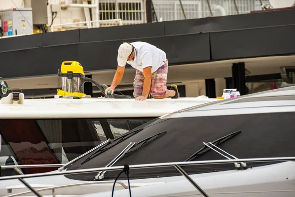 Cannes, Fransa - Nisan 2019: Bir süper yat çatısında kişi Ilkbahar ve yaz sezonu için tekne hazırlamak için bir elektrikli alet kullanarak Cannes