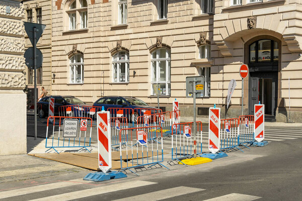 ПРАГА, ЧЕШСКАЯ РЕСПУБЛИКА - ИЮЛЬ 2018: Барьеры, обозначающие безопасный маршрут вокруг дорожных работ для пешеходов в центре Праги
.