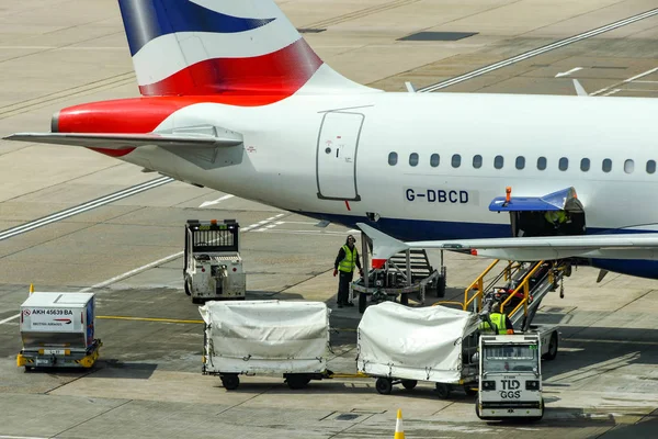 Bagage uit een vliegtuig van British Airways uitladen — Stockfoto