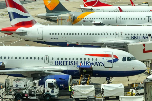 Vliegtuigen en grondapparatuur op Gatwick Airport — Stockfoto