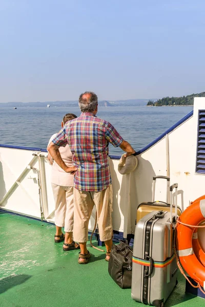 Garda Lake Garda Itália Setembro 2018 Duas Pessoas Com Bagagem — Fotografia de Stock