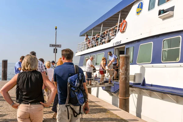 Garda Lake Garda Italia Septiembre 2018 Pasajeros Haciendo Cola Para — Foto de Stock