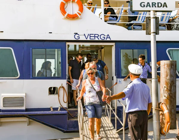 Lago Garda Italia Septiembre 2018 Pasajeros Que Desembarcan Pasajero Ciudad — Foto de Stock