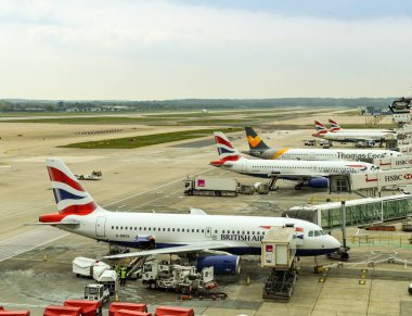Gatwick Havaalanı Güney Terminalinde Uçaklar