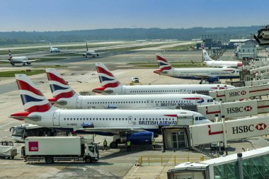 British Airways jetleri bir terminal binasında
