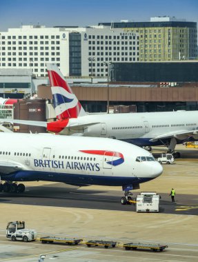 Londra Gatwick Havaalanı, İngiltere - Nisan 2019: British Airways Boeing 777 jeti Gatwick Havaalanı'ndan kalkış için geri itiliyor