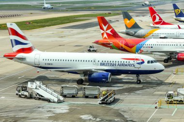 British Airways uçağı Gatwick havaalanında standa geliyor