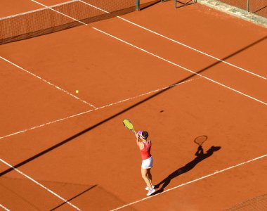 Garda, Garda Gölü, İtalya - Eylül 2018: Garda Gölü yakınlarındaki Garda'da bir otel tesisinde tenis kortundaki rakibine top vuran kişi.