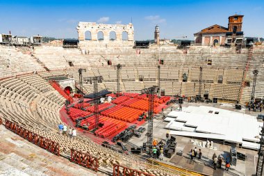 Verona, İtalya - Eylül 2018: Şehir merkezindeki tarihi bir Roma amfitiyatrosu olan Verona Arena'nın geniş açı manzarası. Arena klasik bir konser için hazırlanıyor.