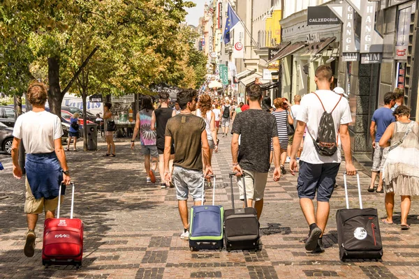 Prag Tjeckien Juli 2018 Grupp Besökare Dra Hjul Resväskor Genom — Stockfoto