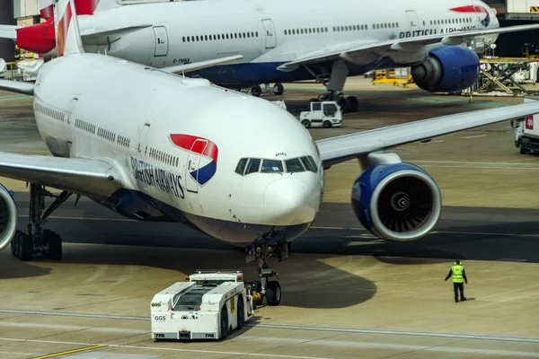 British Airways Boeing 777 Jet wordt teruggedrongen — Stockfoto