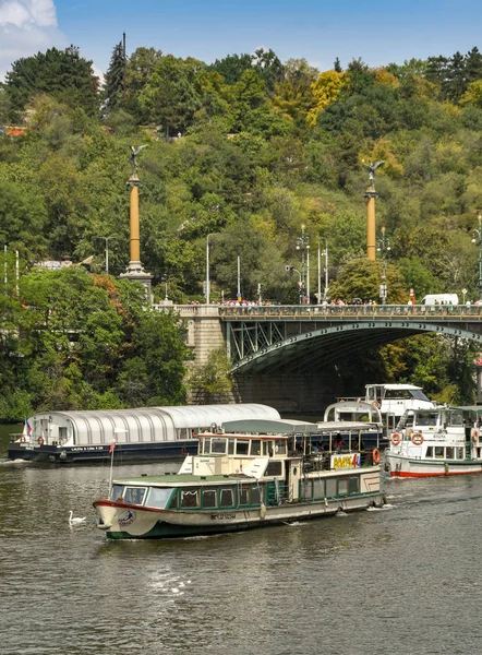 Praga Czechy Lipiec 2018 Zwiedzanie Łodzi Wycieczkowych Nad Rzeką Wełtawą — Zdjęcie stockowe