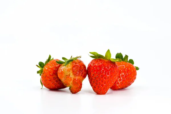 Närbild Jordgubbar Sida Vid Sida Missbildad Frukt Jämfört Med Förväntade — Stockfoto
