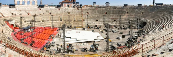 意大利维罗纳 2018 维罗纳竞技场全景 这是市中心历史悠久的罗马圆形剧场 竞技场正在准备一场古典音乐会 — 图库照片