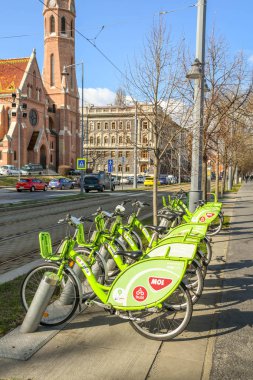 Budapeşte, Macaristan - Mart 2018: Budapeşte şehir merkezindeki yanaşma istasyonlarında kiralık bisikletler.