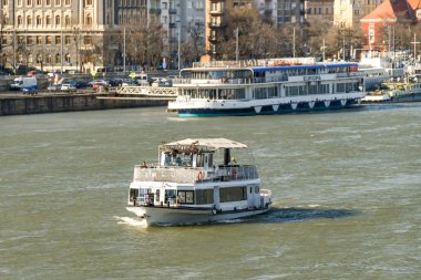 Budapeşte, Macaristan - Mart 2018: Budapeşte şehir merkezinde Tuna Nehri üzerinde küçük gezi turist cruise teknesi