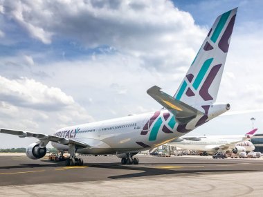 Milano, İtalya - Haziran 2019: Air Italy Airbus A330 uzun menzilli jet Milano Malepensa havaalanından kalkmak üzere.