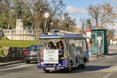 Budapeşte, Macaristan - Mart 2018: Turistleri Budapeşte Kalesi'ne götüren küçük elektrikli araç.