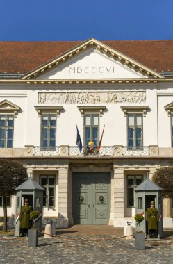 Budapeşte, Macaristan - Mart 2018: Budapeşte Kalesi'ndeki rezidansın önünde nöbet tutan askerler