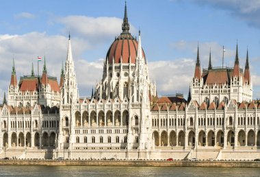 Budapeşte, Macaristan - Mart 2018: Budapeşte'de Tuna Nehri kıyısında ki büyük süslü Macar Parlamentosu binası