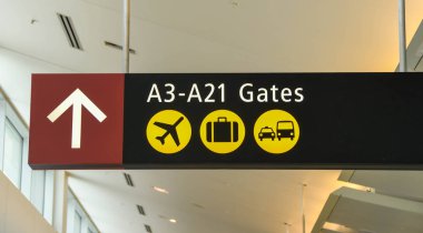 Seattle Tacoma Airport, Wa, USA - Haziran 2018: Seattle Tacoma havaalanının depature salonunun içinde yolcuları kalkış kapılarına giden yolda hareket etti.