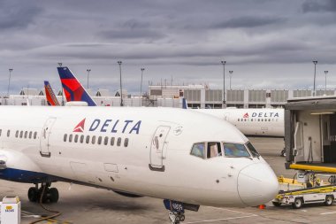 Seattle Tacoma Airport, Wa, USA - Haziran 2018: Seattle Tacoma havaalanındaki terminalden çıkmak üzere olan Delta Airlines Boeing 757 jetinin önü.