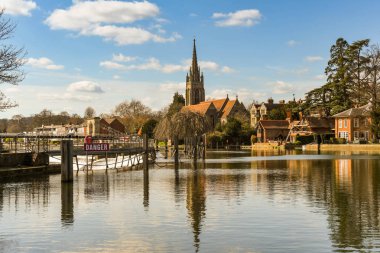 Marlow, İngiltere - Mart 2019: Marlow'daki Thames Nehri'nin manzara manzarası