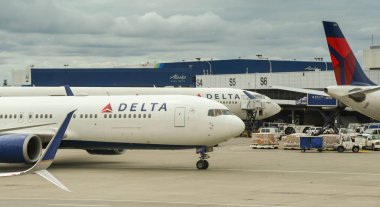 Seattle Tacoma Airport, Wa, USA - Haziran 2018: Delta Airlines Boeing 767, Seattle Tacoma havaalanından havalandı