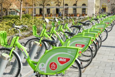 Budapeşte, Macaristan - Mart 2018: Budapeşte şehir merkezindeki yanaşma istasyonlarında kiralık bisikletler.